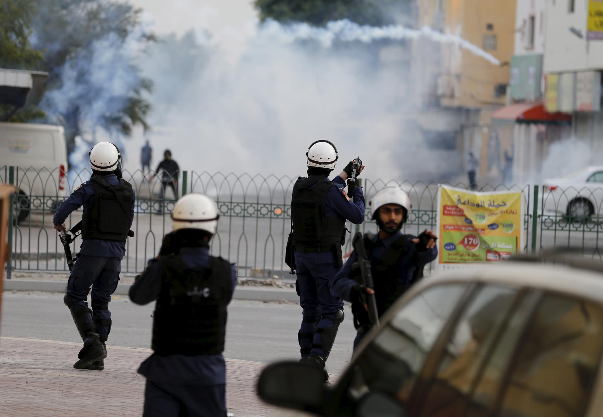 Riot police fires tear gas at protesters during clashes after a protest against the execution of prominent Shi'ite Muslim cleric Nimr al-Nimr by Saudi authorities in village of Sitra south of Manama, Bahrain, January 5, 2016.