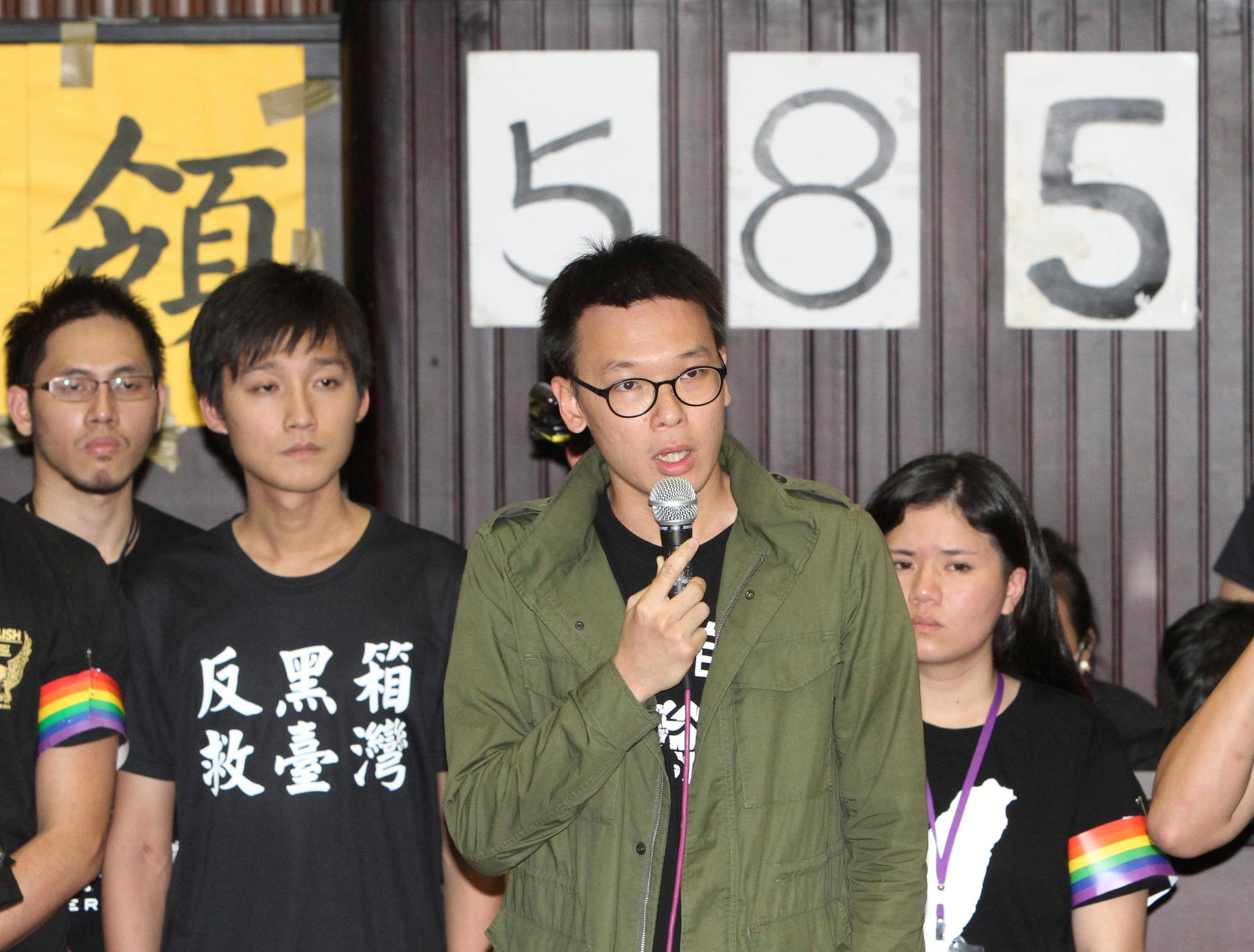 Lin Fei-fan, center, the leader of student protesters demonstrating against a trade pact with China, speaks to the media during a press conference on the occupied legislature floor in Taipei, Taiwan, Thursday, April 10, 2014. 