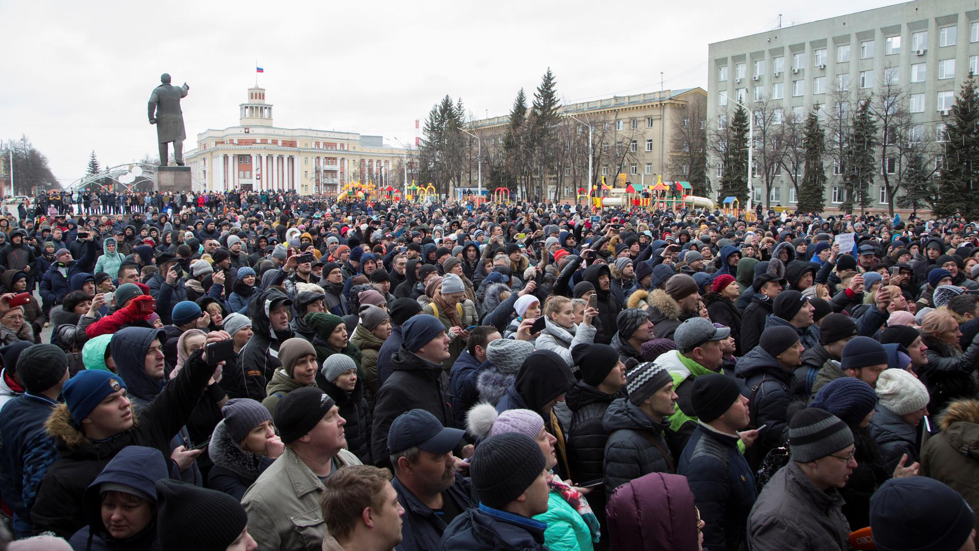 People attend a rally after the shopping mall fire, near the regional administration's building in the Siberian city of Kemerovo, Russia, March 27, 2018.