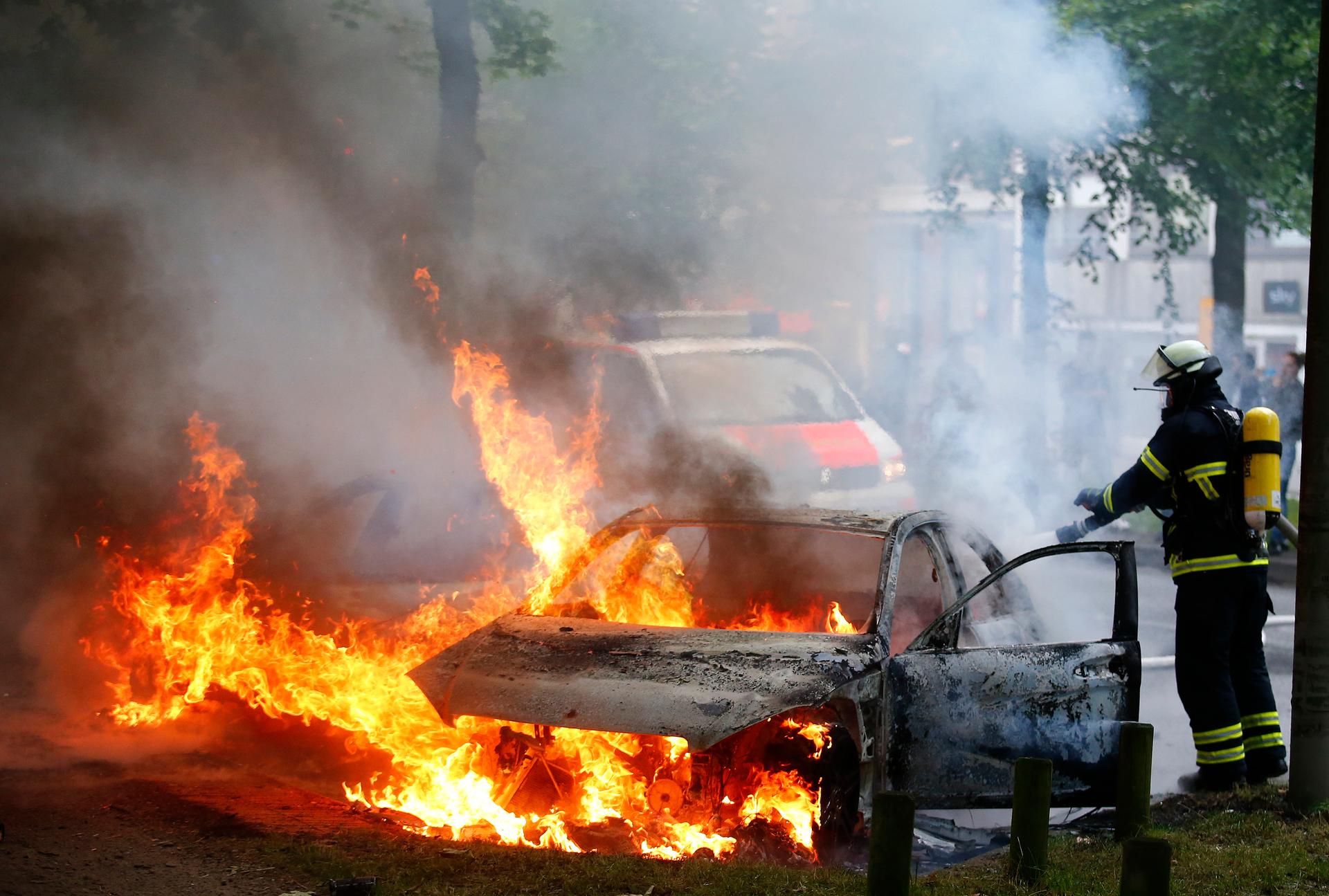 A firefighter tried to put out a car aflame in Hamburg.