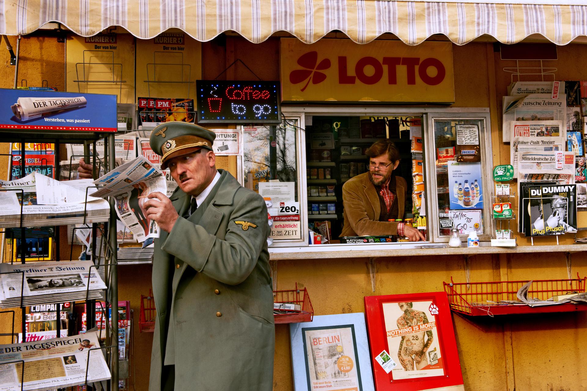 Actor Oliver Masucci as Hitler at a news kiosk realizing he's woken up in the 21st century