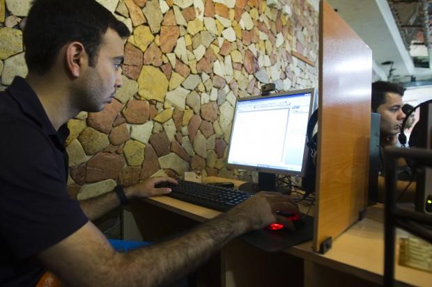 A customer uses a computer at an internet cafe in Tehran. (Photo: REUTERS/Raheb Homavandi)