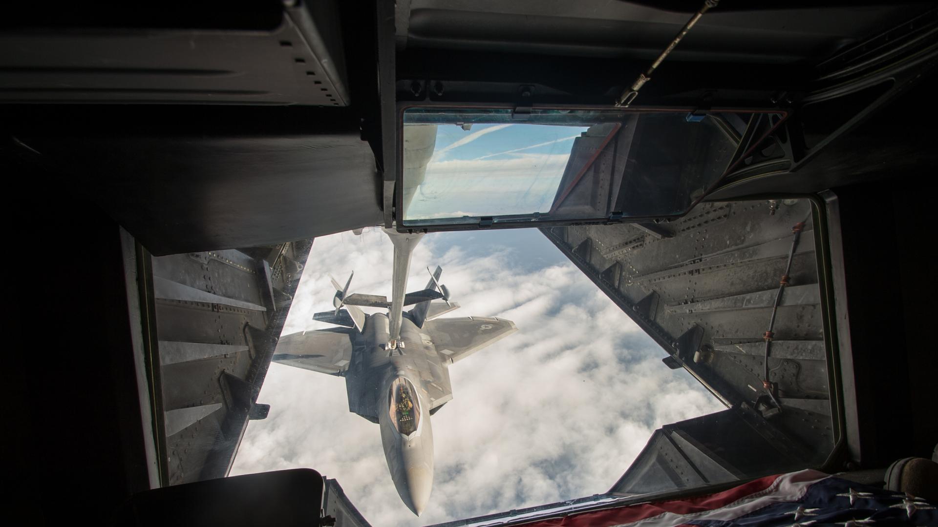 US Air Force F-22 Raptor refuels over Syria.