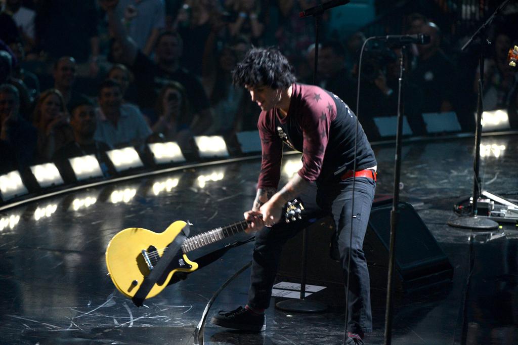 Разбивает гитару. Гитарист Green Day. Гитара Билли Джо Армстронга. Билли Джо в 2012. Billie Joe Armstrong 2020.