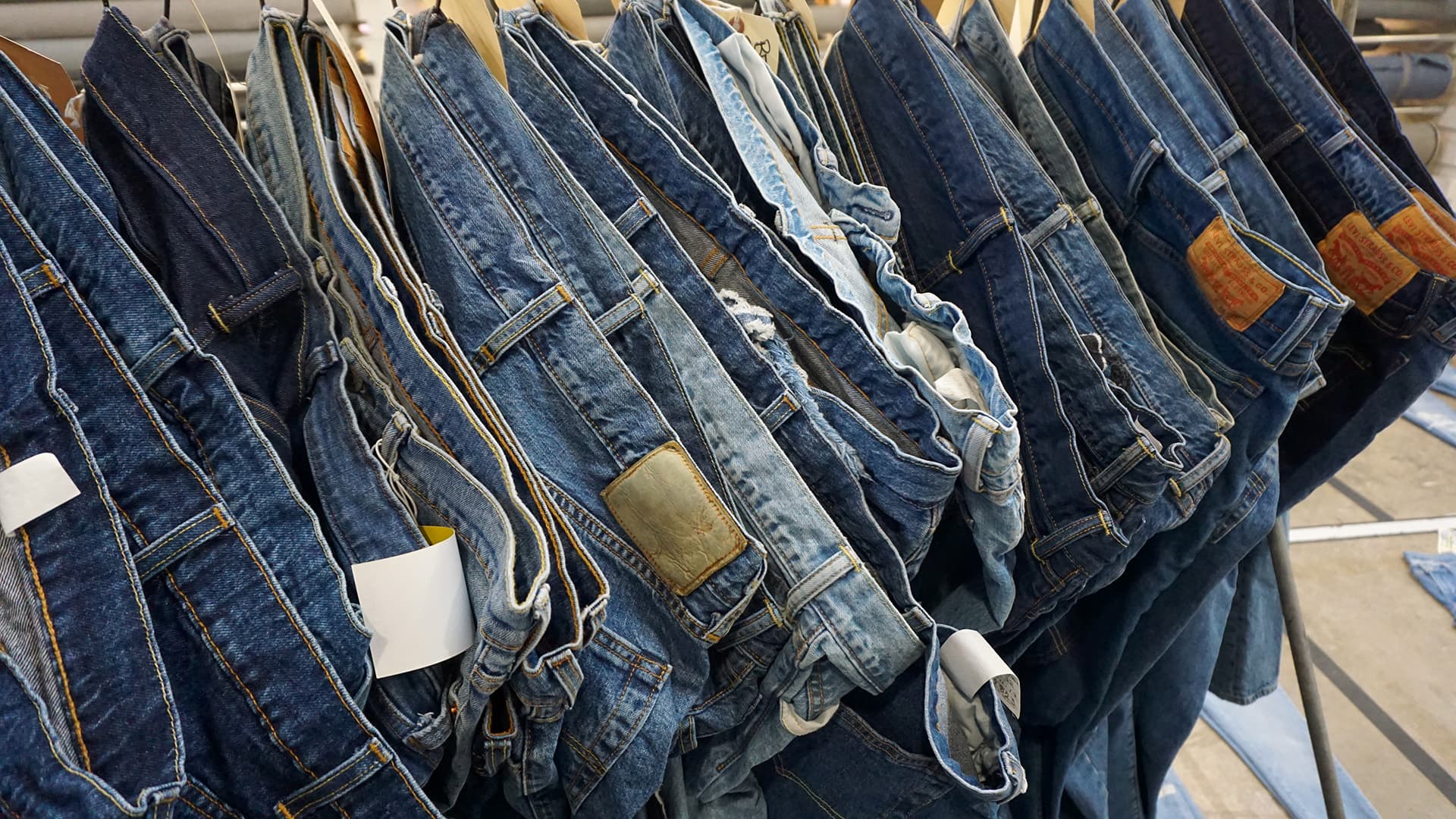 Lauren SommerAt Levi’s Eureka lab near downtown San Francisco, the company is experimenting with waterless techniques for washing blue jeans.
