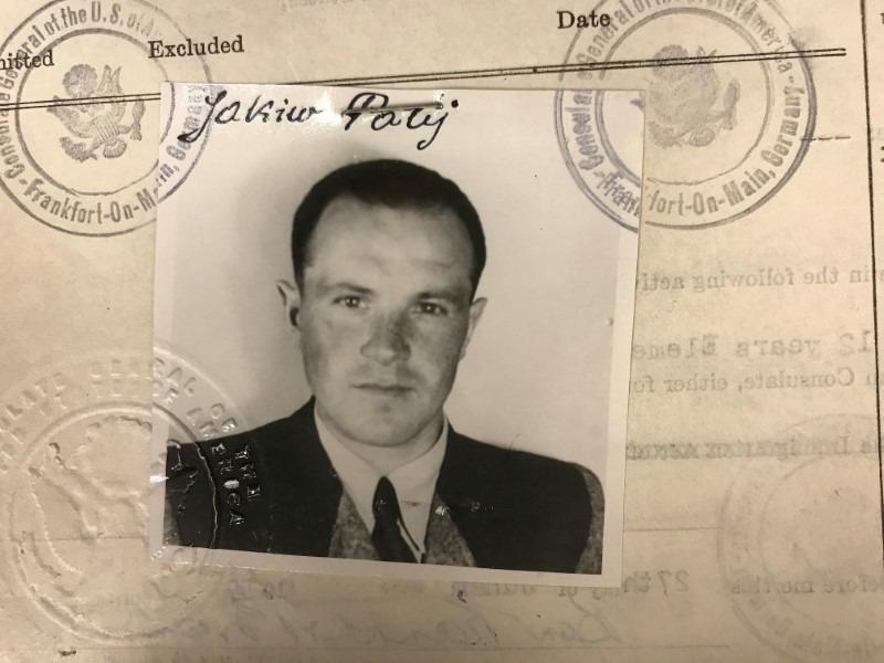 a 1949 visa photo of a man