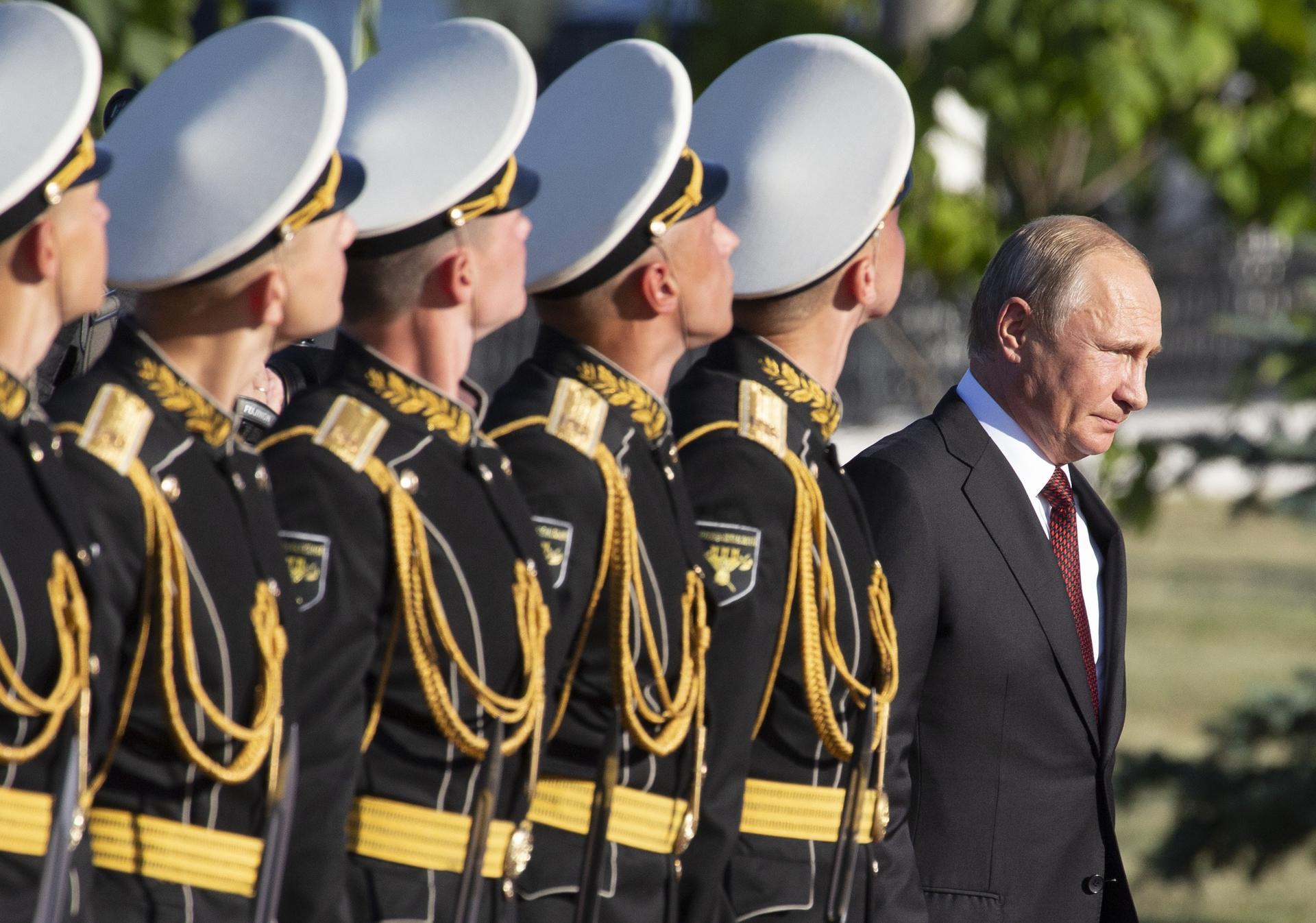 Putin with a line of soldiers behind him in uniform