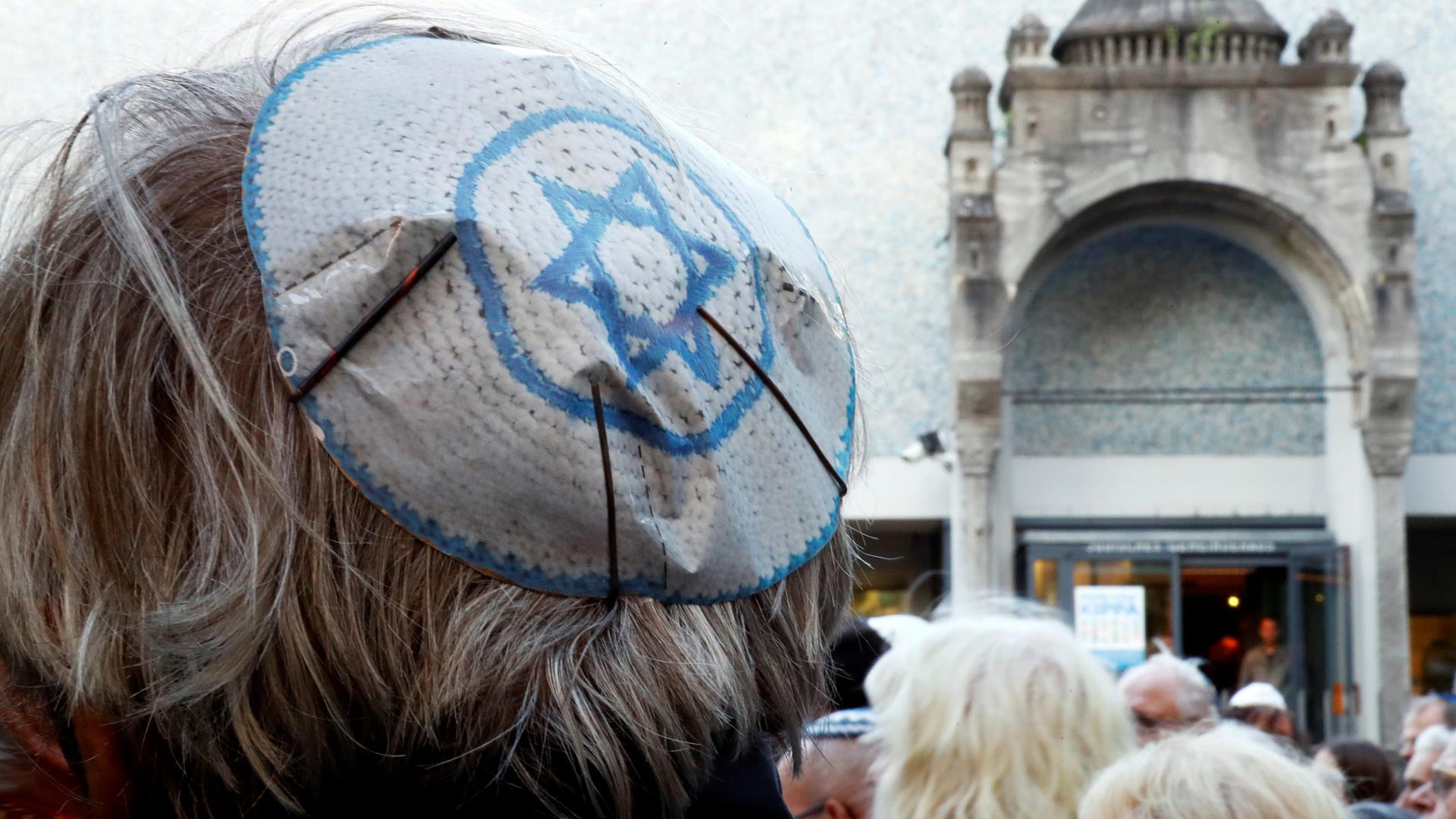 A kipper with the Israeli flag is in focus