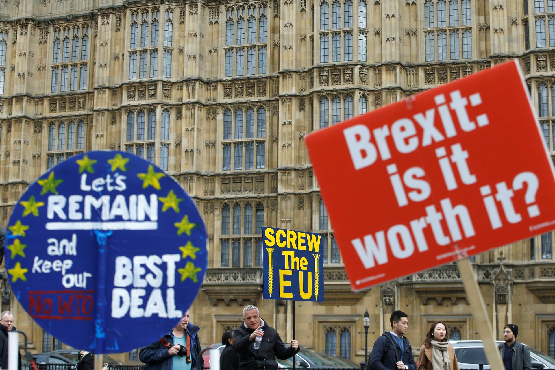 Pro- and anti-Brexit signs