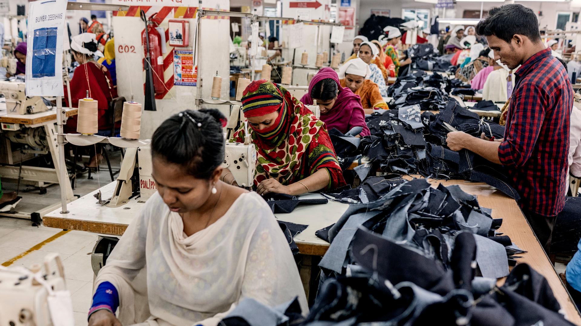 Made in bangladesh. Швейная фабрика в Бангладеш. Швейные заводы в Бангладеш. Бангладеш фабрики по пошиву одежды.