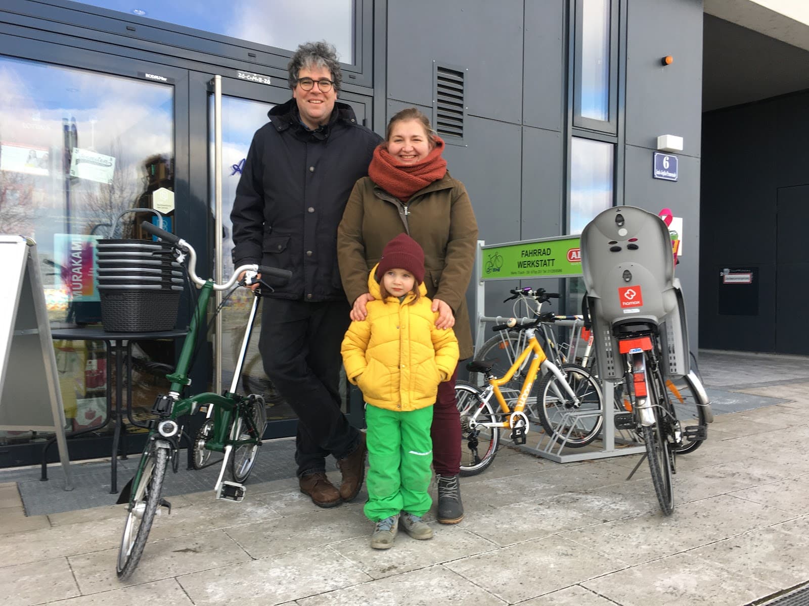Like most residents of aspern Seestadt, the Nader-Puiu family don’t own a car and get around by walking, biking, or the subway.