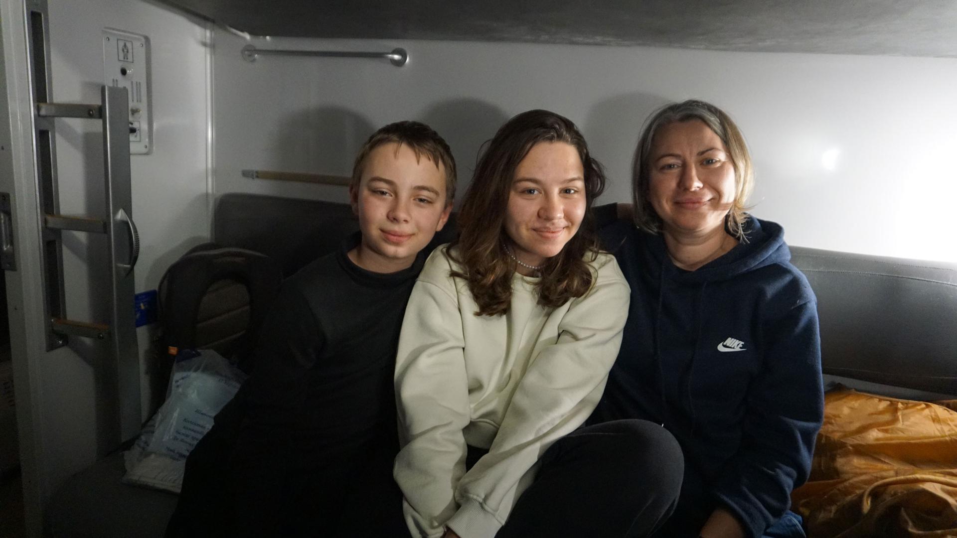 The Talyzenkov family, currently living in London, England, heads back to Ukraine for a weeklong visit.