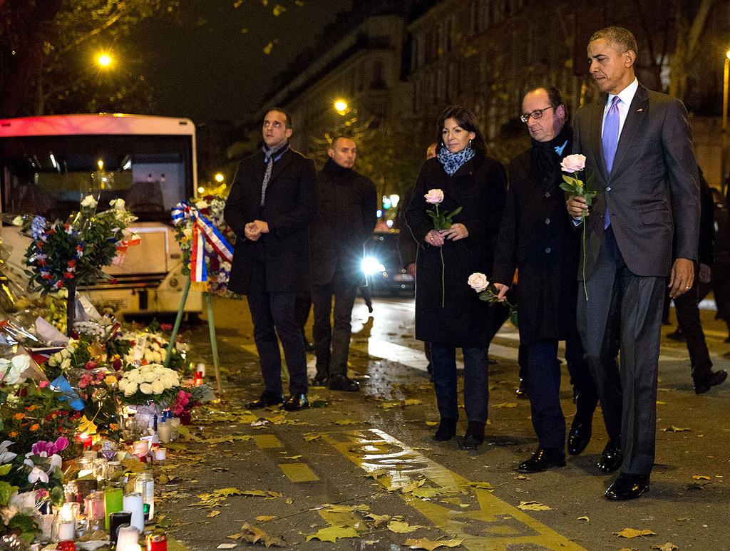 Former President Barack Obama, French President François Hollande and Paris Mayor Anne Hidalgo visit the memorial for victims of the Bataclan terrorist attack in Paris. November 30, 2015.
