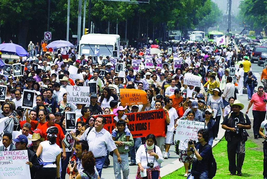 Hundreds of Mexican journalists silently marched in downtown Mexico City in protest of the kidnappings, murder and violence against journalists perpetrated by drug cartels.(August,2010)