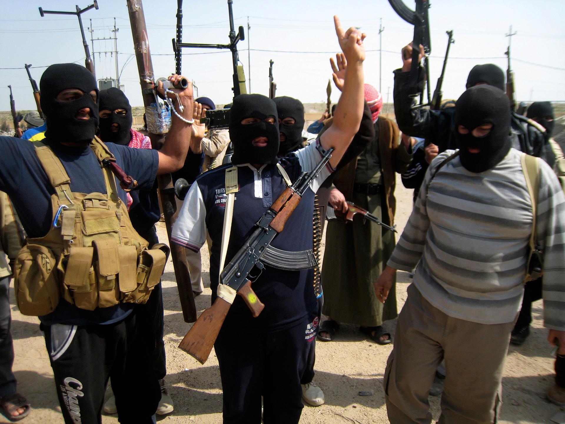 Фото террористов на фоне флага игил. Мусульманка террорист. Мусульманские террористы. Исламский терроризм.