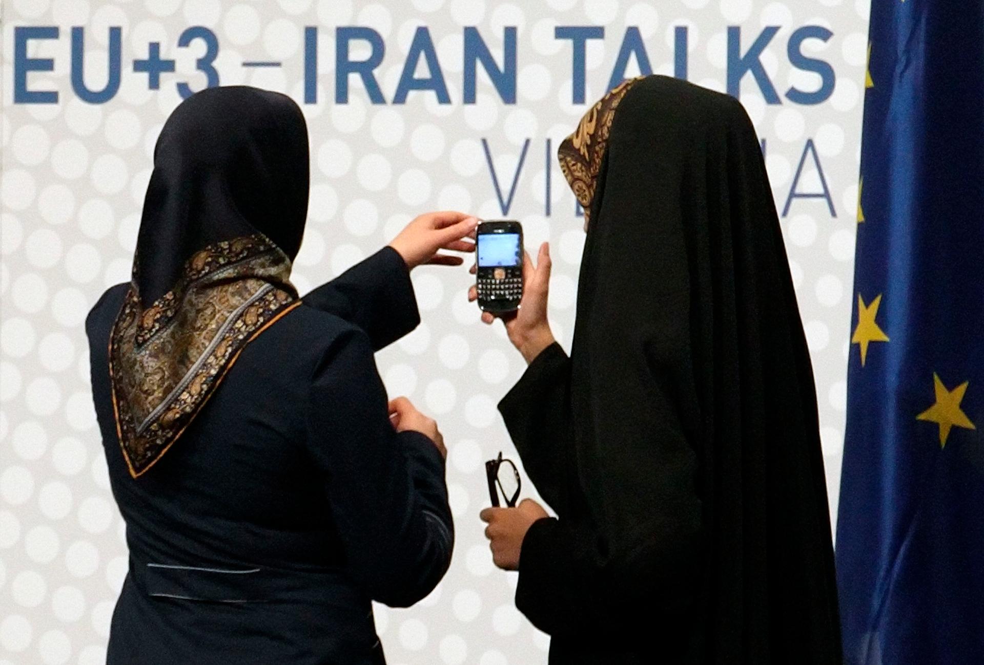 Iranian journalists taking selfies with a smartphone