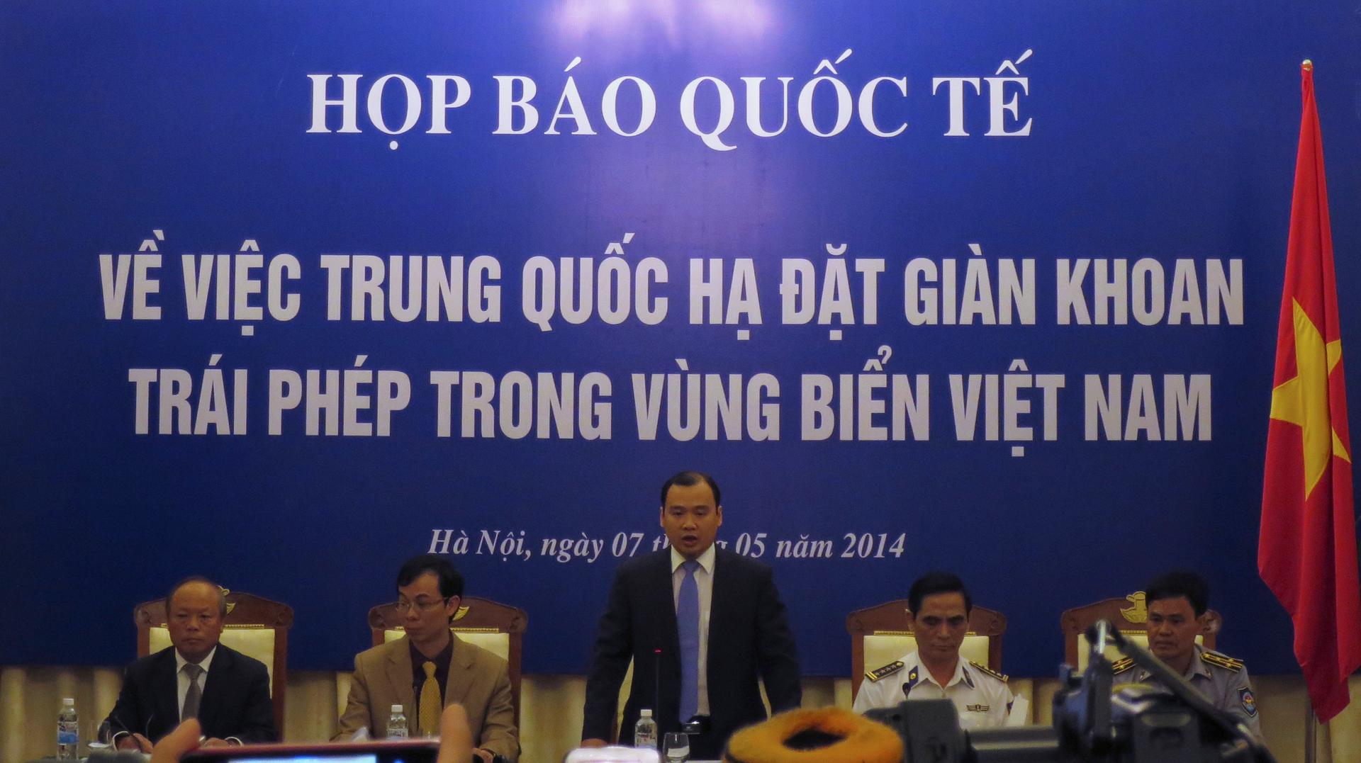 Vietnam government spokesman Le Hai Binh (C) speaks at a news conference on the deployment of a Chinese oil rig in a part of the disputed South China Sea, in Hanoi May 7, 2014.