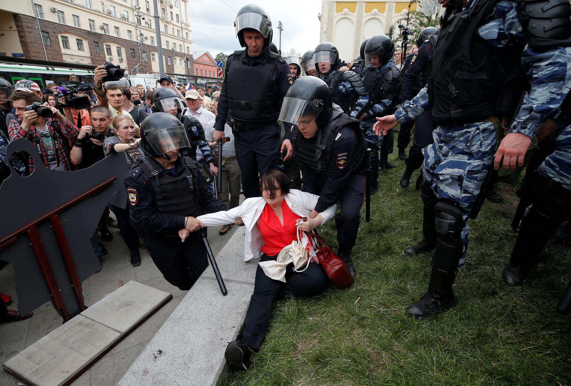 Полиция избила человека. ОМОН избивает митингующих в Москве. ОМОН избивает протестующих. Омоновцы избивают протестующих.