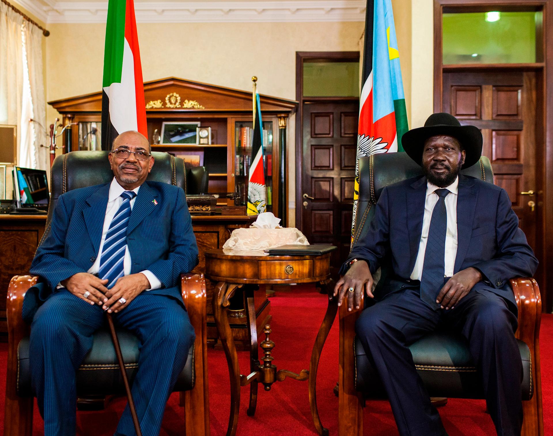 Sudan's President Omar al-Bashir (L) poses for a photograph with his host, South Sudan's President Salva Kiir, at the latter's office in Juba, South Sudan.