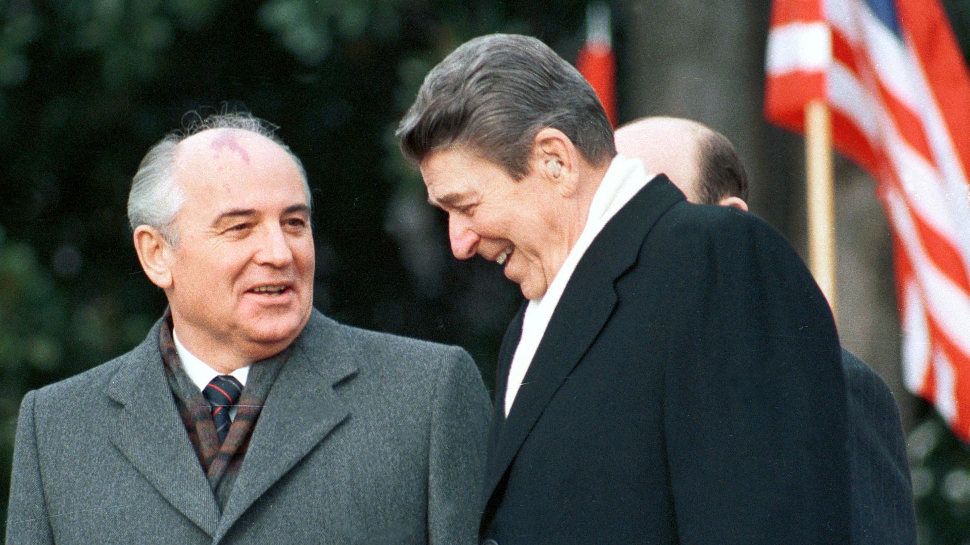 Former U.S. President Ronald Reagan (R) stands with former Soviet leader Mikhail Gorbachev (L) during Gorbachev's arrival ceremony at the White House in Washington, December 8, 1987.