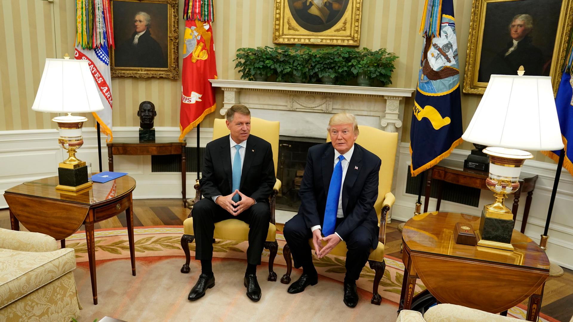 President Donald Trump (R) meets with Romanian President Klaus Iohannis