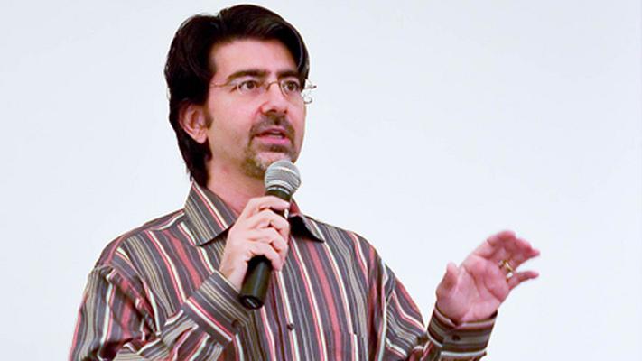 Tech billionaire Pierre Omidyar has announced plans to fund a media venture to promote serious journalism.
