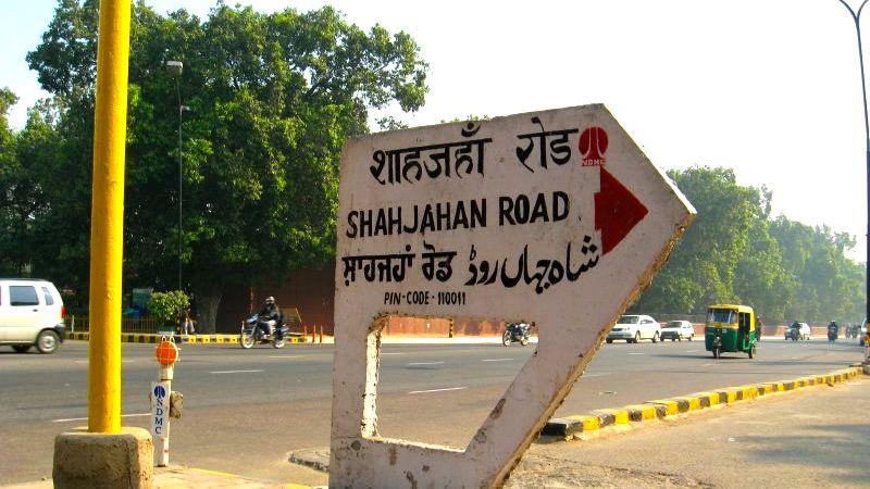 Indian street sign in four languages: Hindi, English, Punjabi and Urdu.
