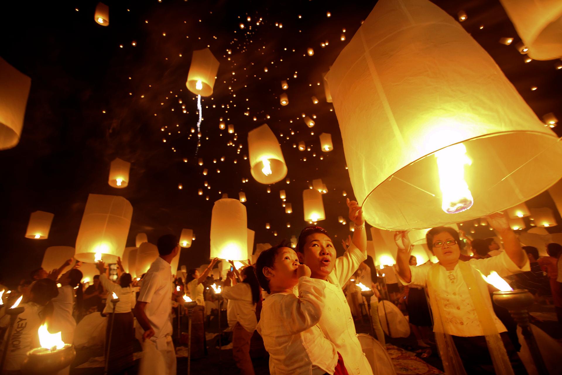 Khom loy lanterns launched into the sky