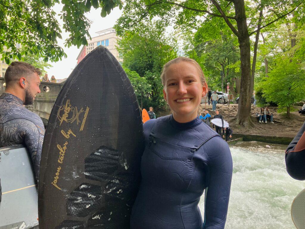 20-year-old Caroline Leeger ready to surf on the Eisbach wave