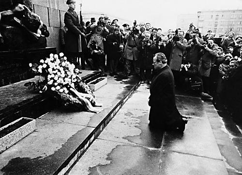 Former German Chancellor Willy Brandt kneels at the Warsaw Ghetto Memorial in 1970