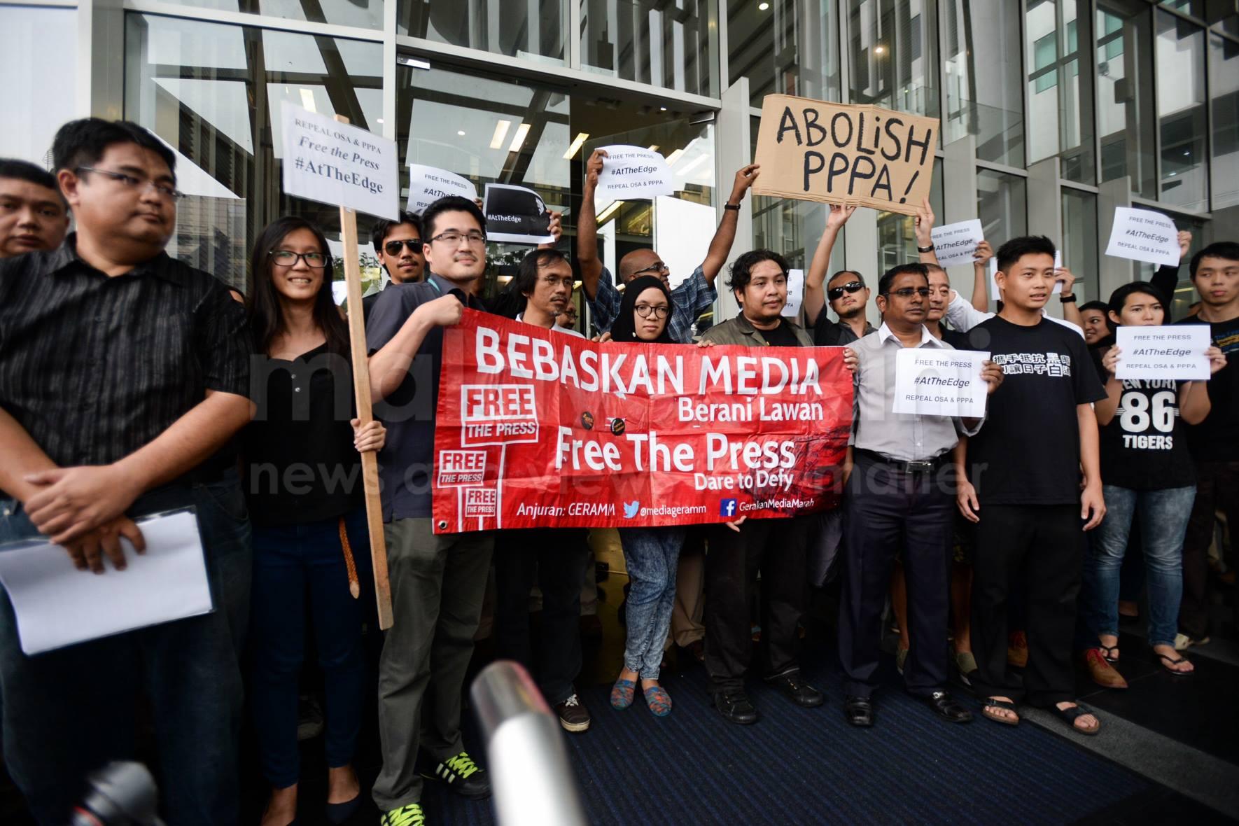 Malaysian journalists protest against the suspension the newspaper The Edge