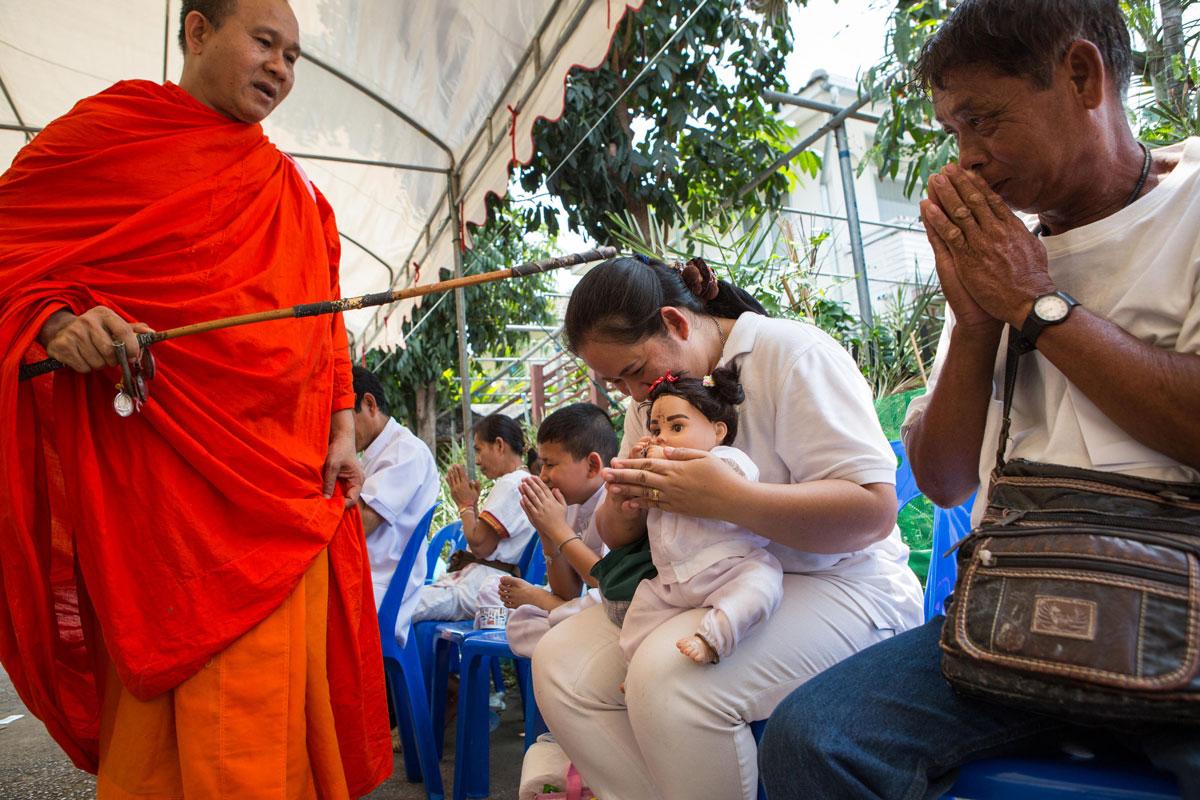 A monk gives blessing to Luk Thep Natalie's family.