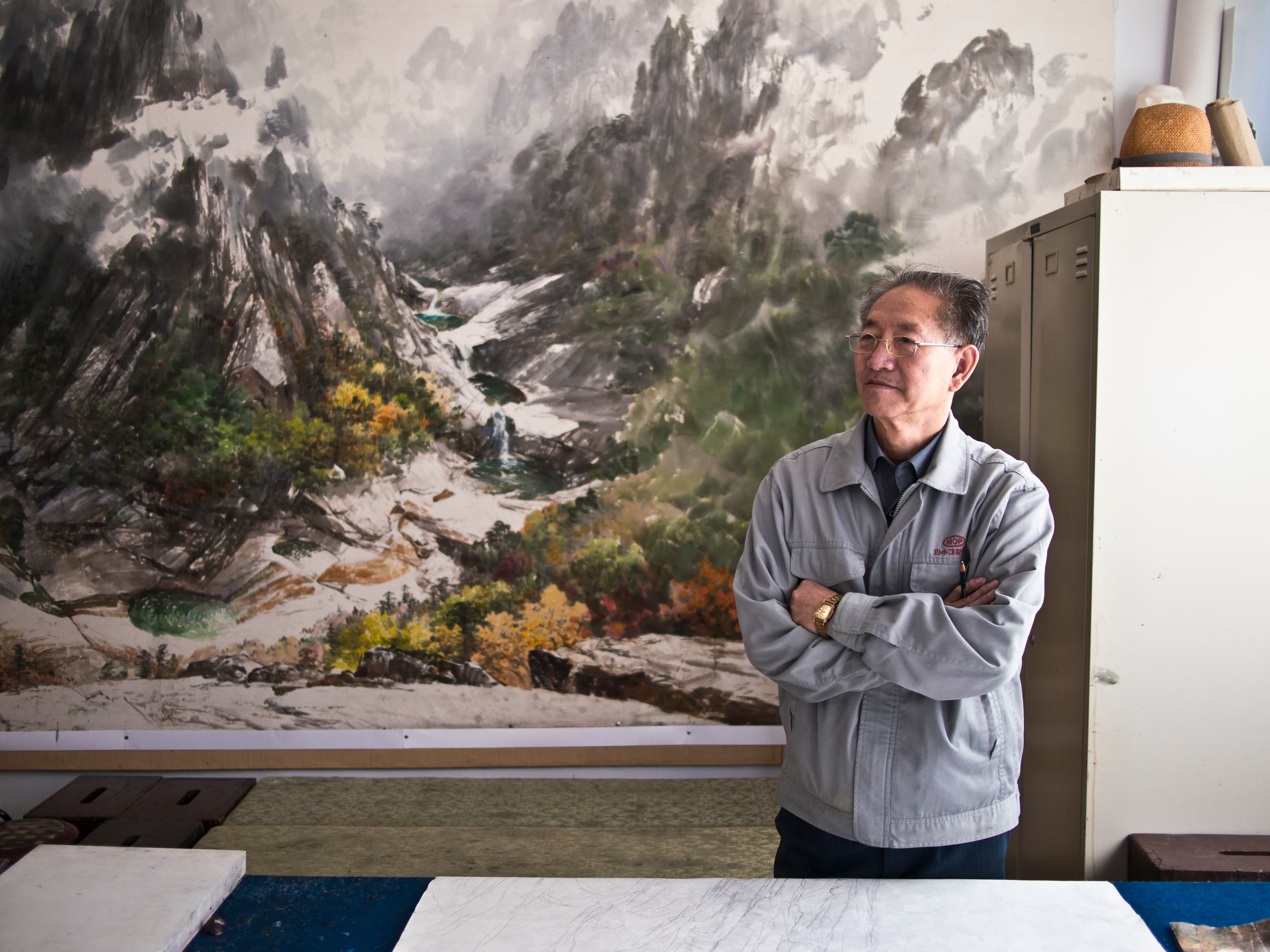 A senior artist at Mansudae Art Studio.