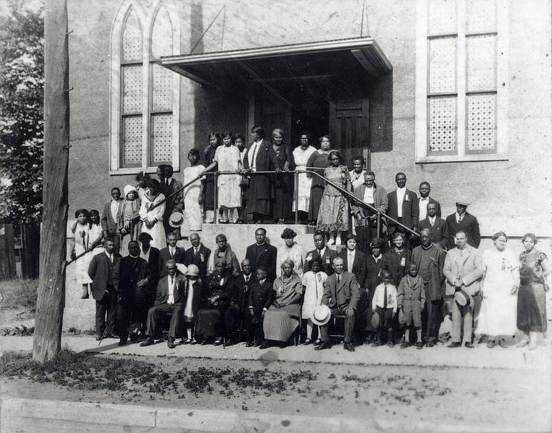 A group on the front steps of Salem Chapel, 1925.