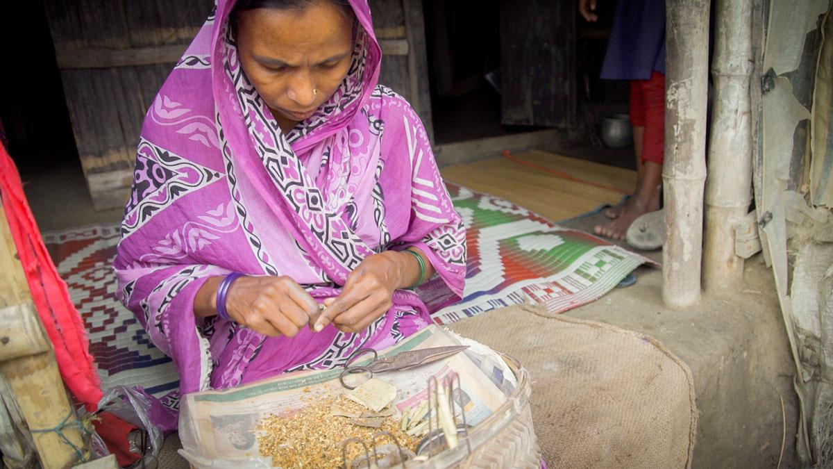 45-year-old single mother, Sonaban Bibi’s only income comes from rolling bidis, the local cigarettes. A status that ranks her among India’s poorest. She says sometimes she and her 12-year-old daughter only eat one meal a day. Sometimes nothing at all.