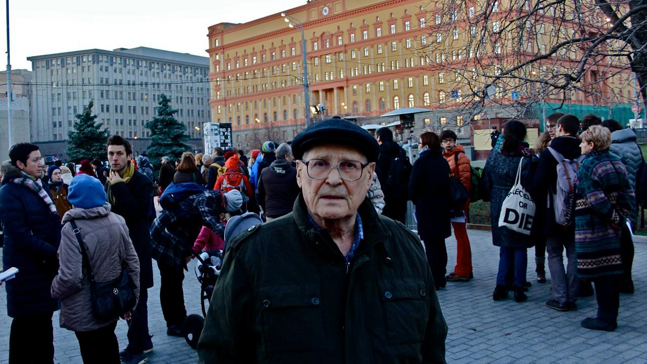 Gulag survivor and human rights activist Sergei Kovolev at Memorial's Return of the Names in Moscow, 2014.  The yellow building behind him is the Soviet KGB headquarters, now home to its successor agency, the Russian FSB.