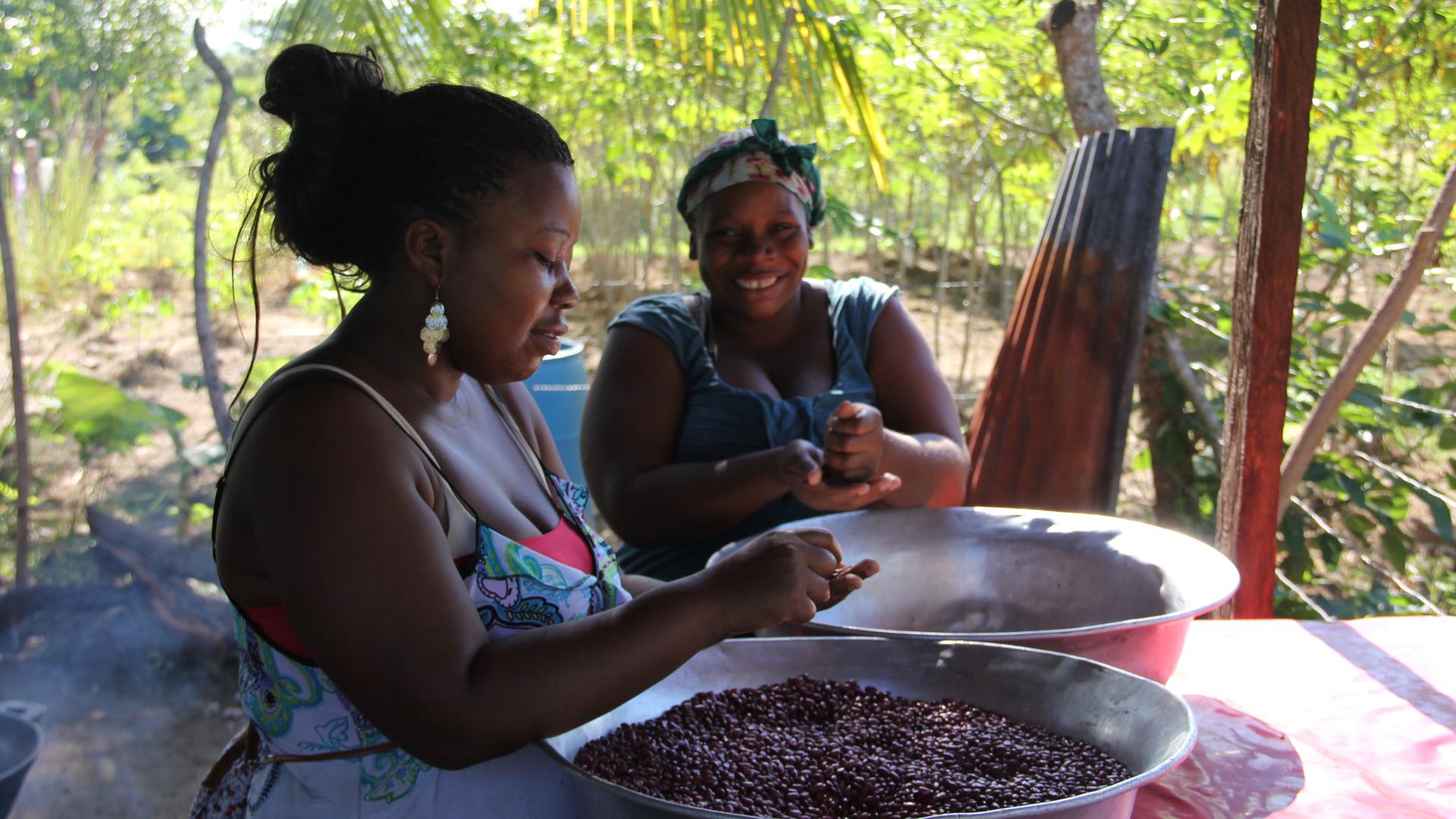 Garifuna women in Vallecito prepare beans for a communal meal.