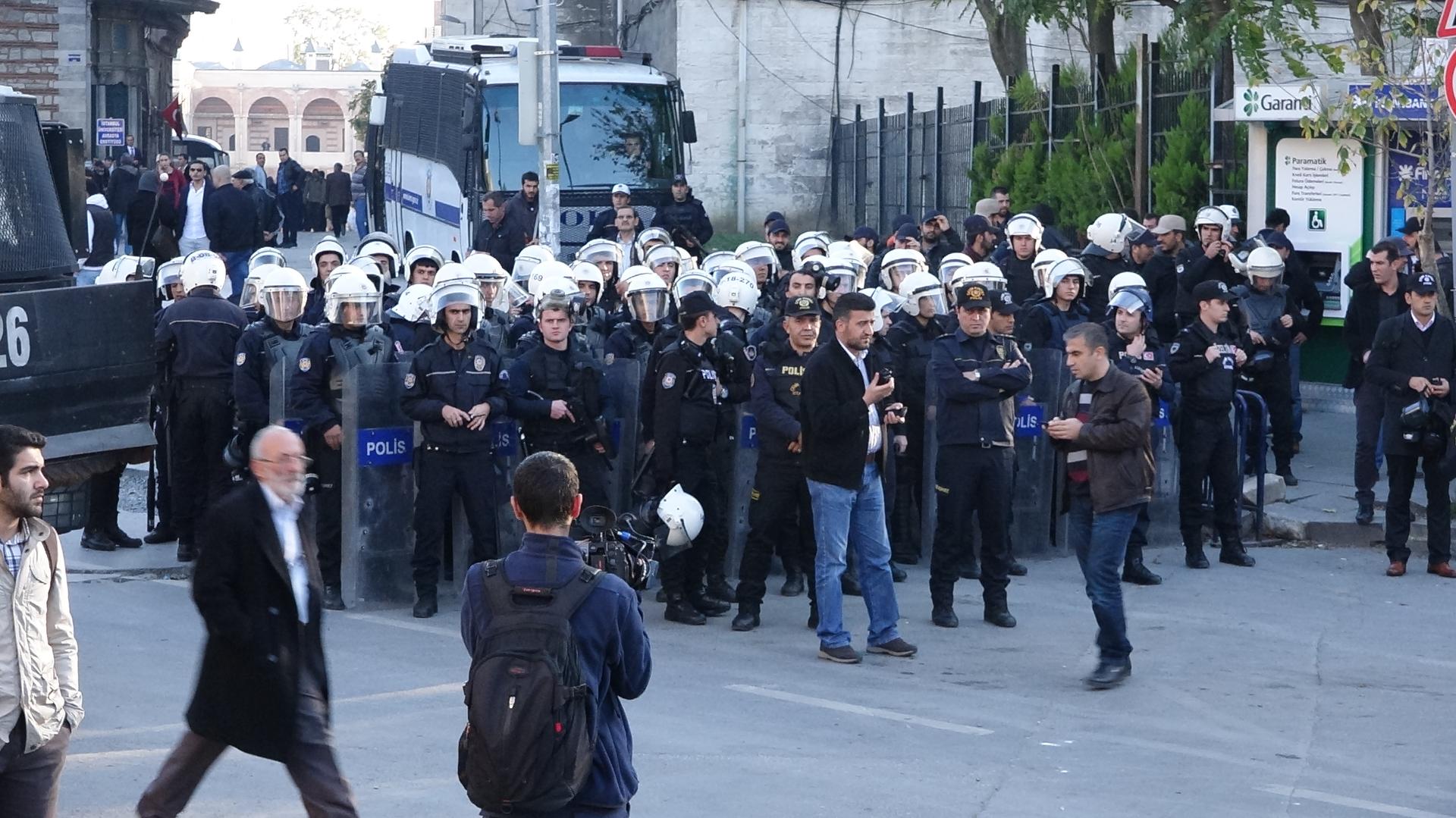 On the route of the marching protesters, riot police took their positions - but ultimately did not intervene.