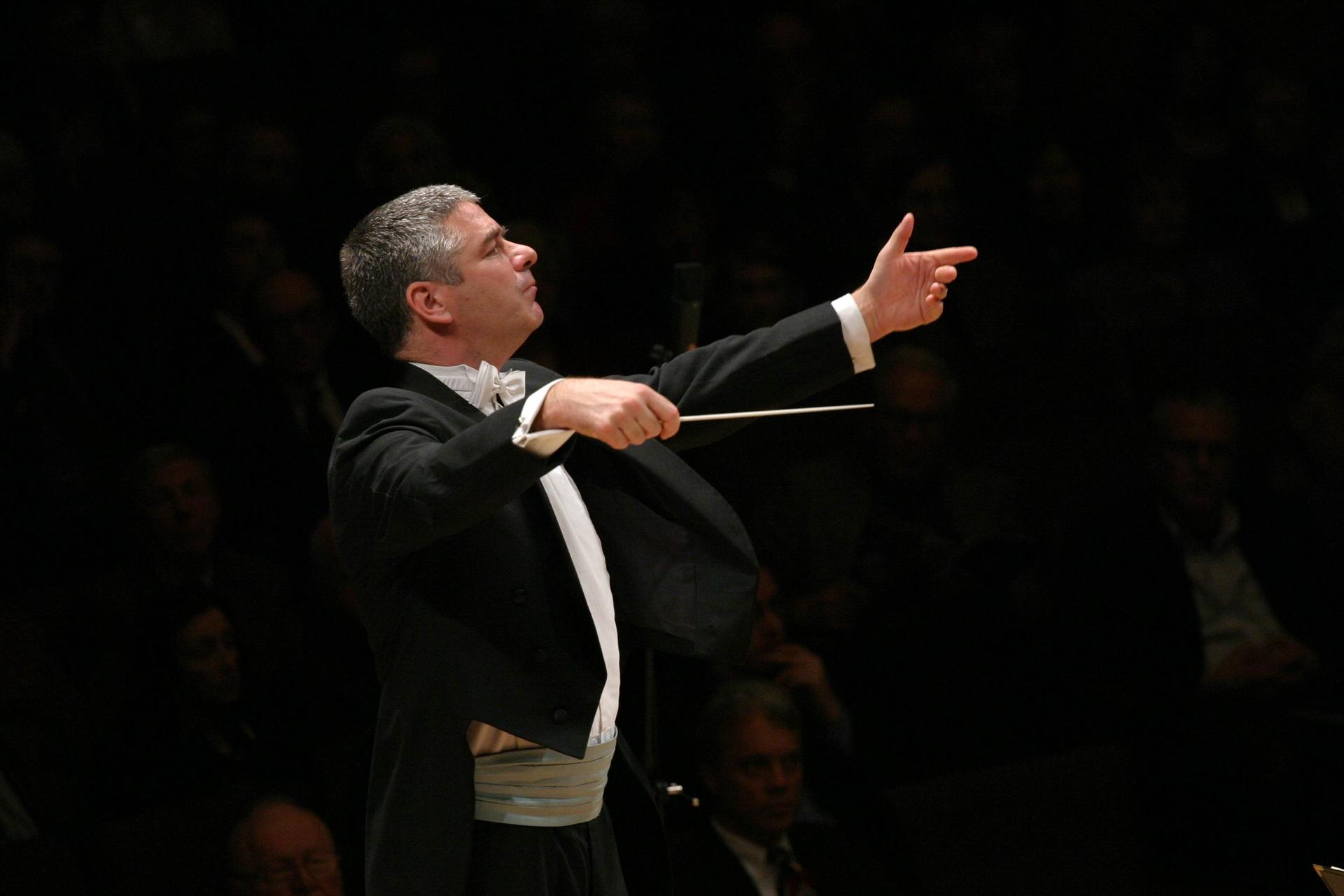 Welsh conductor Grant Llewellyn conducts an orchestra in 2007.