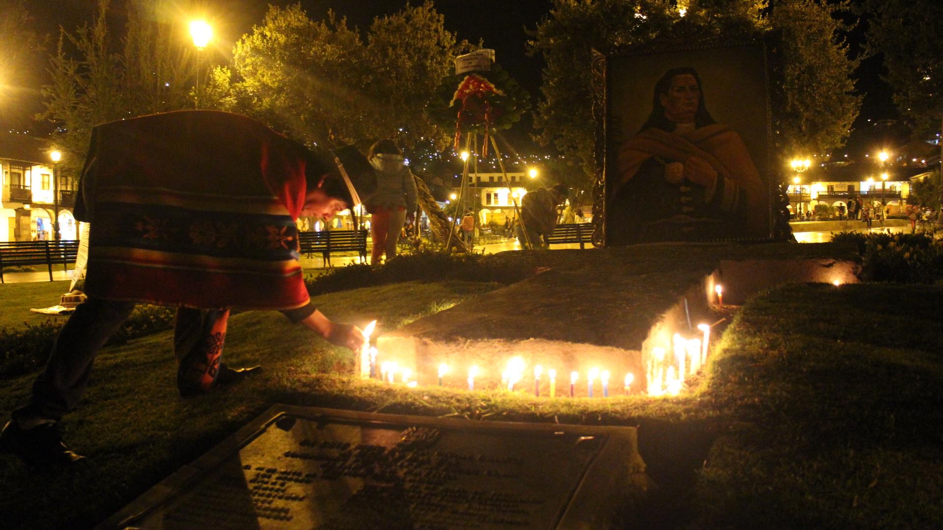 Attendees of Tupac Amaru´s vigil place their candels at his grave in Cuzco´s main square.