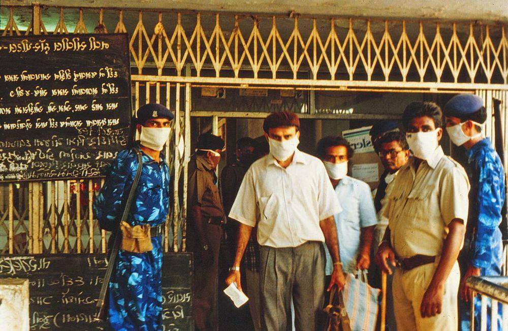 The Indian military enforcing a quarantine of Surat’s hospital in 1994, during an outbreak of plague in that city. Photo by Laurie Garrett
