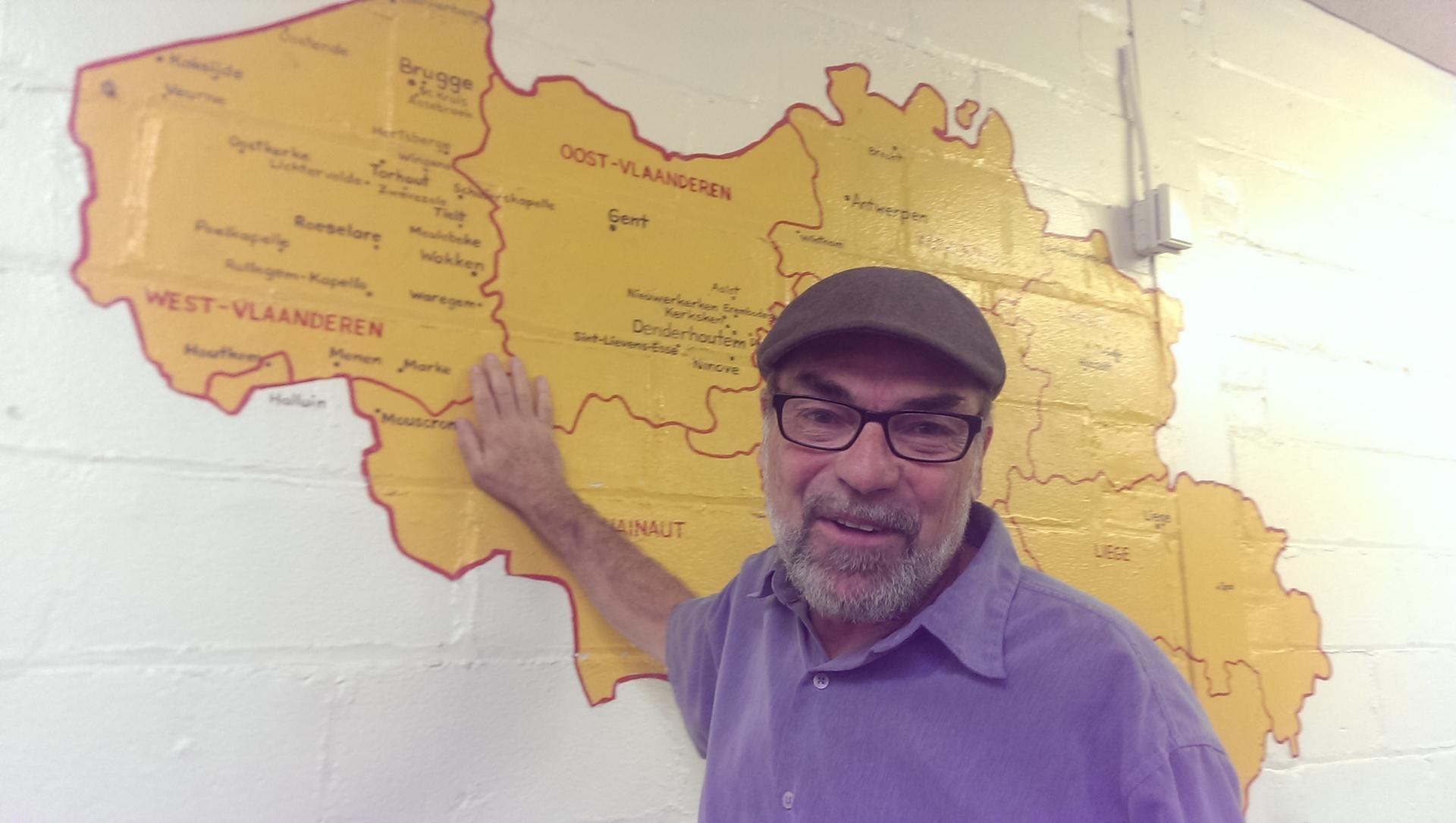 Featherbowler Jerry Lemenu, in front of a map of Belgium on the wall of the Cadieux Café.