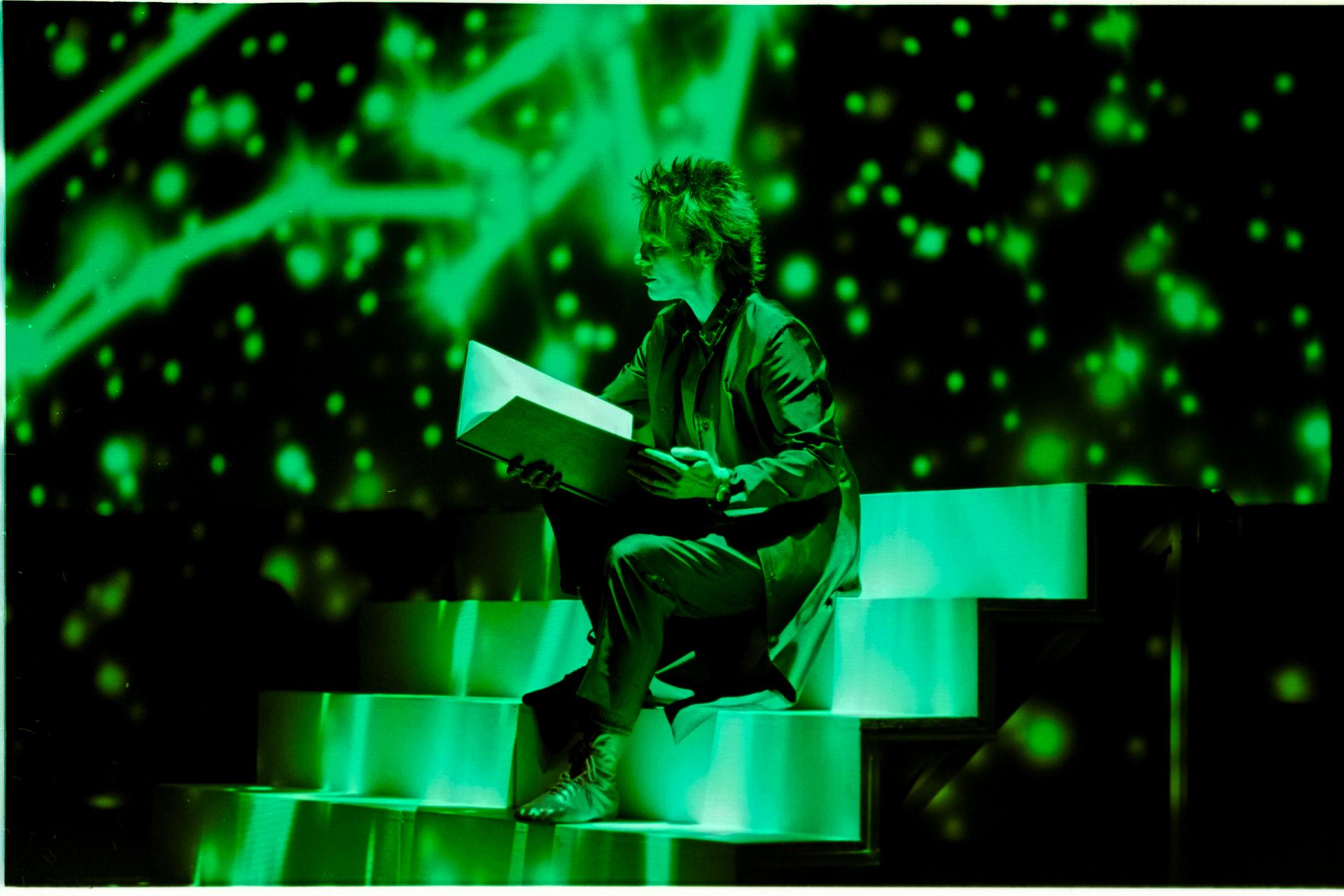 Laurie Anderson performing in 1999