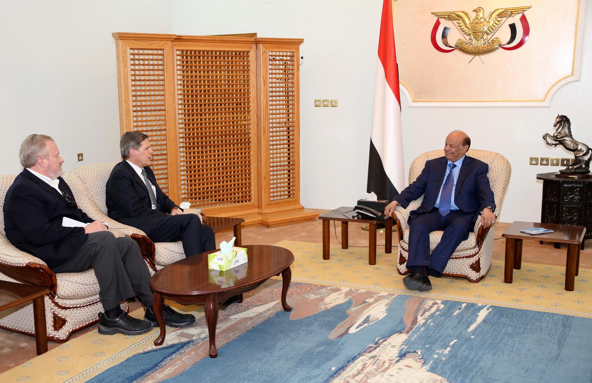 Yemen's President Abd-Rabbu Mansour Hadi (R) talks with U.S. Ambassador to Yemen Matthew H. Tueller (C) during a meeting in the southern port city of Aden March 2, 2015.
