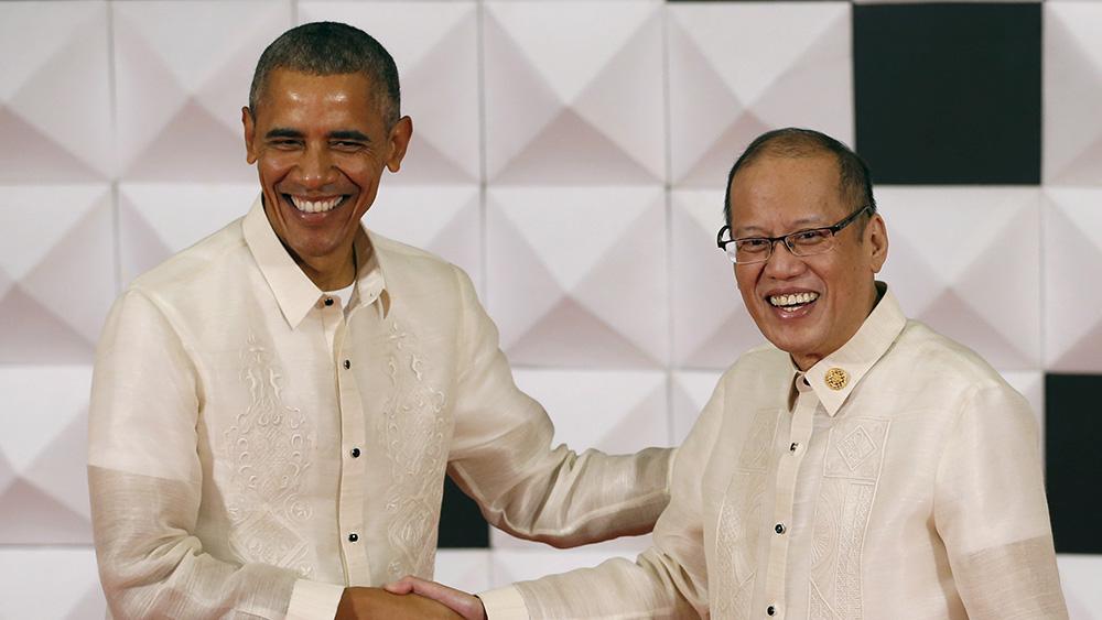 Barack Obama shakes hands with Philippine President Benigno Aquino