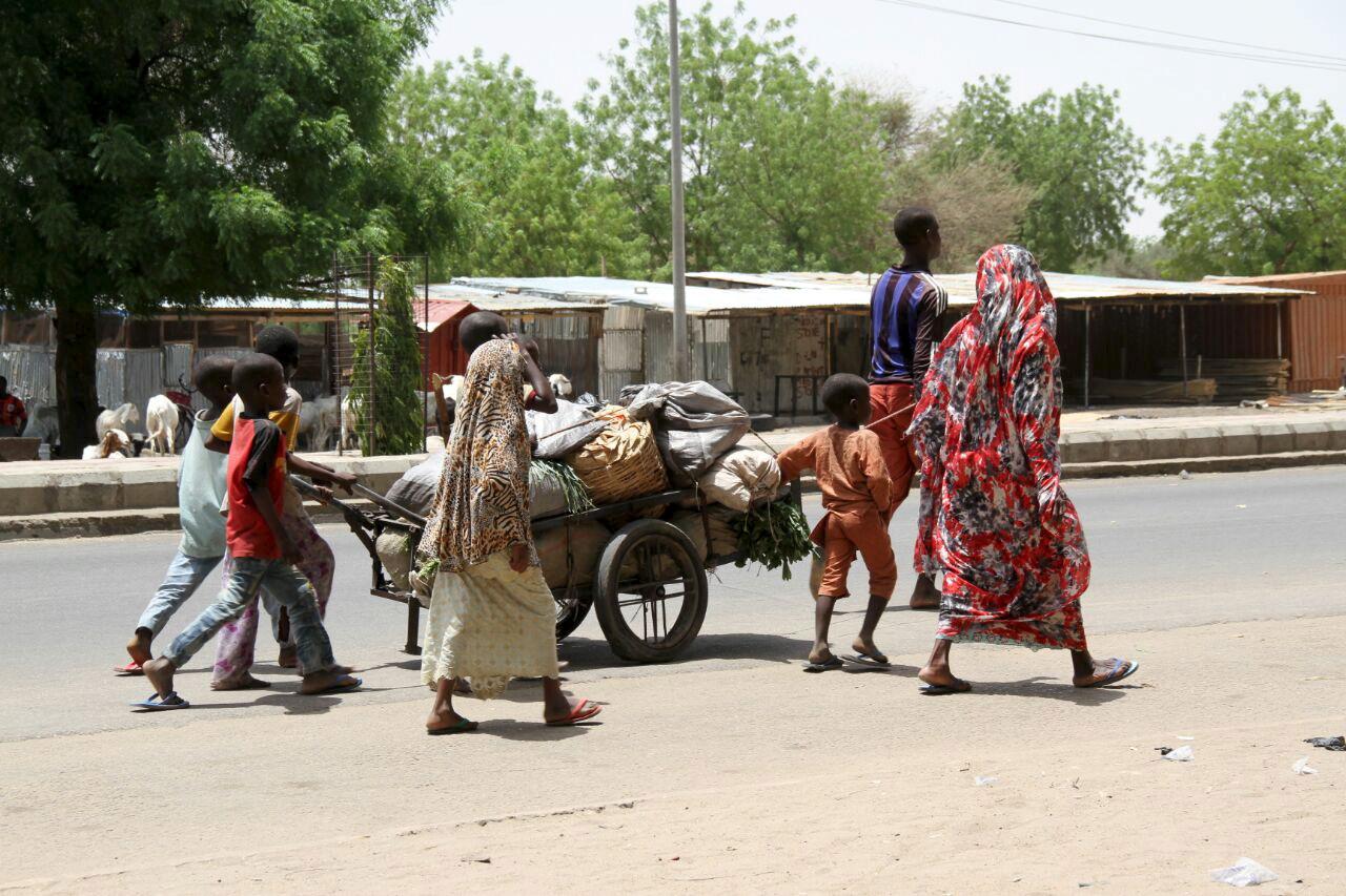 People flee with their belongings in Maiduguri in Borno State, Nigeria May 14, 2015.