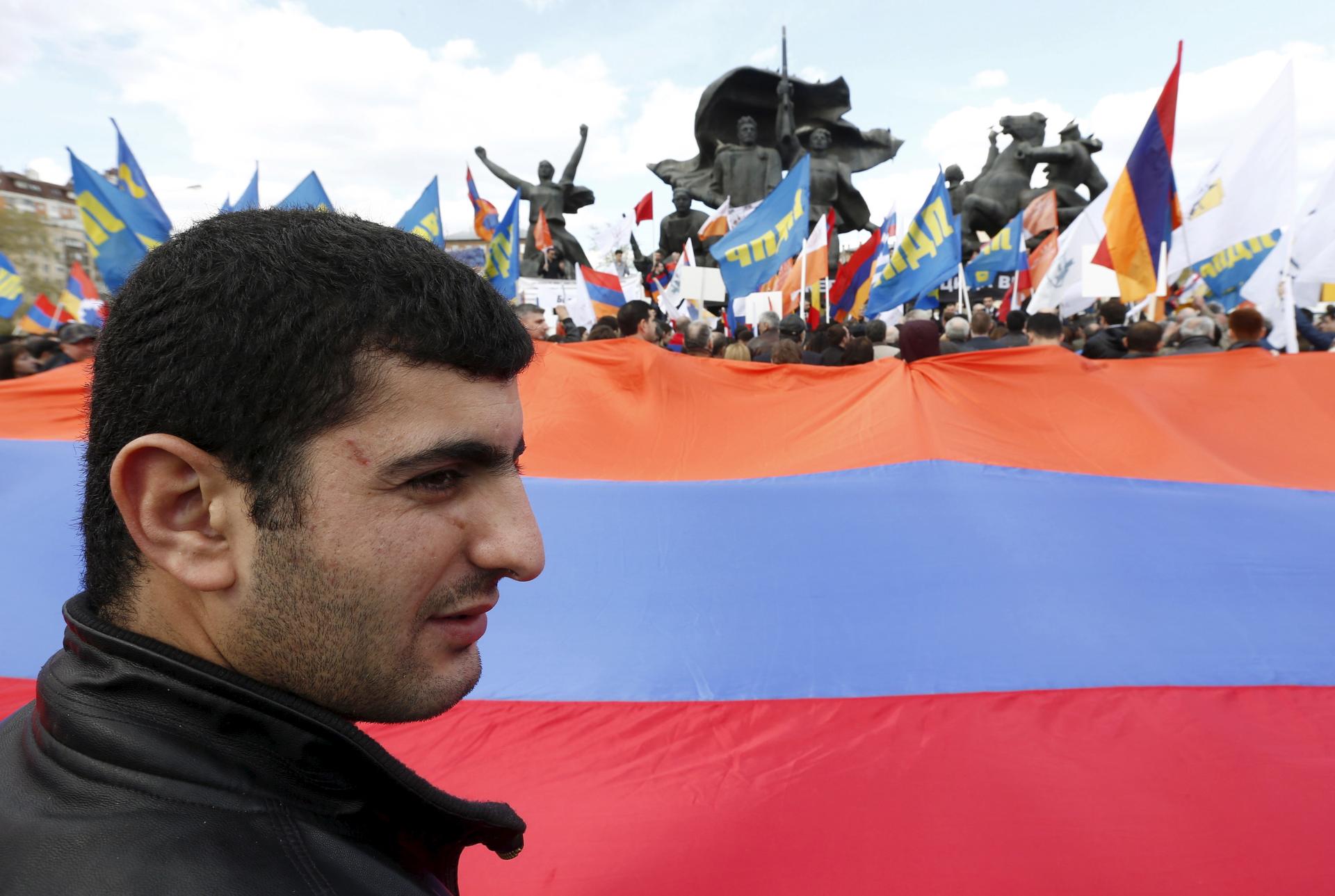 People hold a rally marking the anniversary of mass killing of Armenians by Ottoman Turks in 1915, in Moscow, Russia, April 24, 2016.