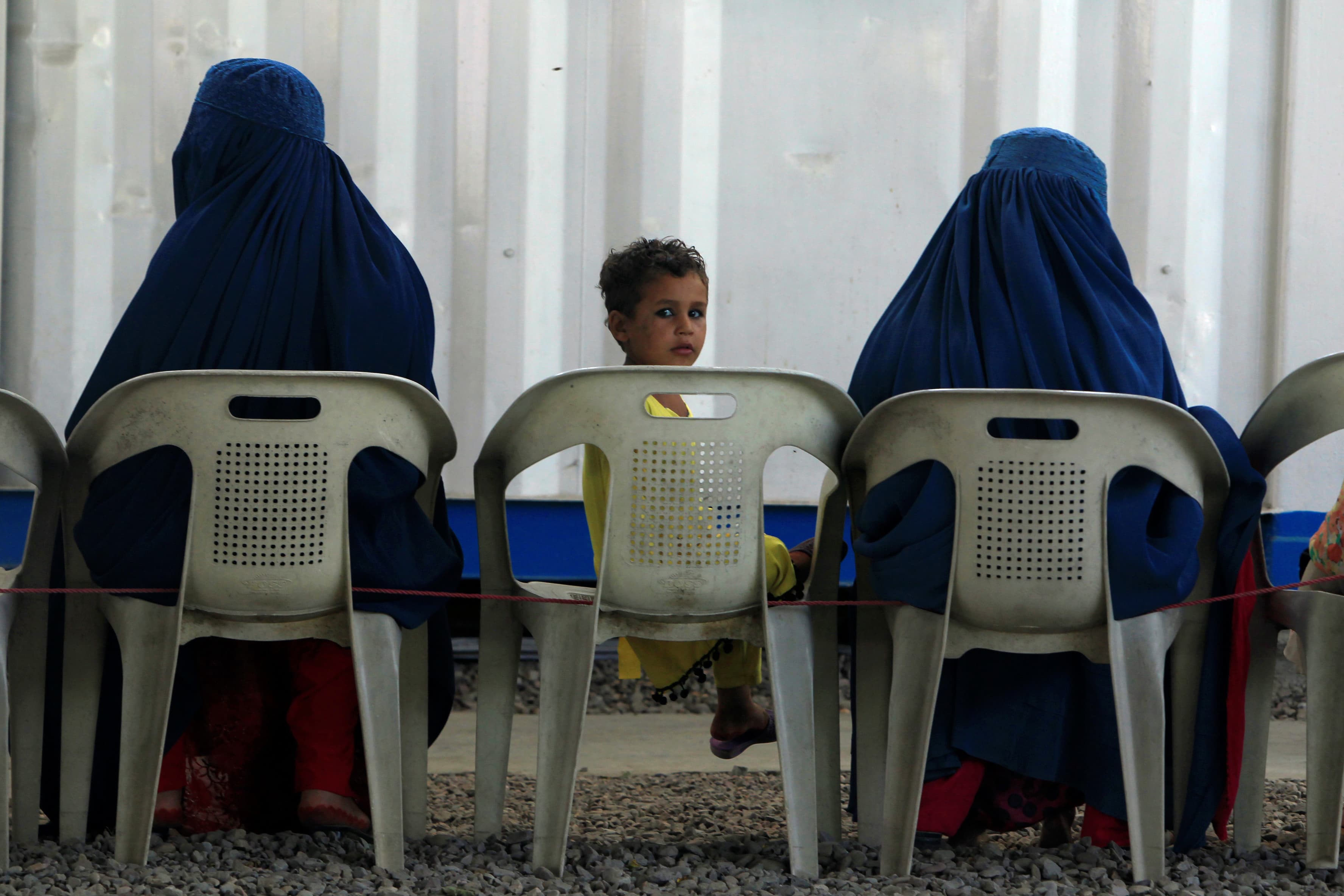 Afghan refugees at UNHCR repatriation center in Peshawar, Pakistan, June 23, 2016.