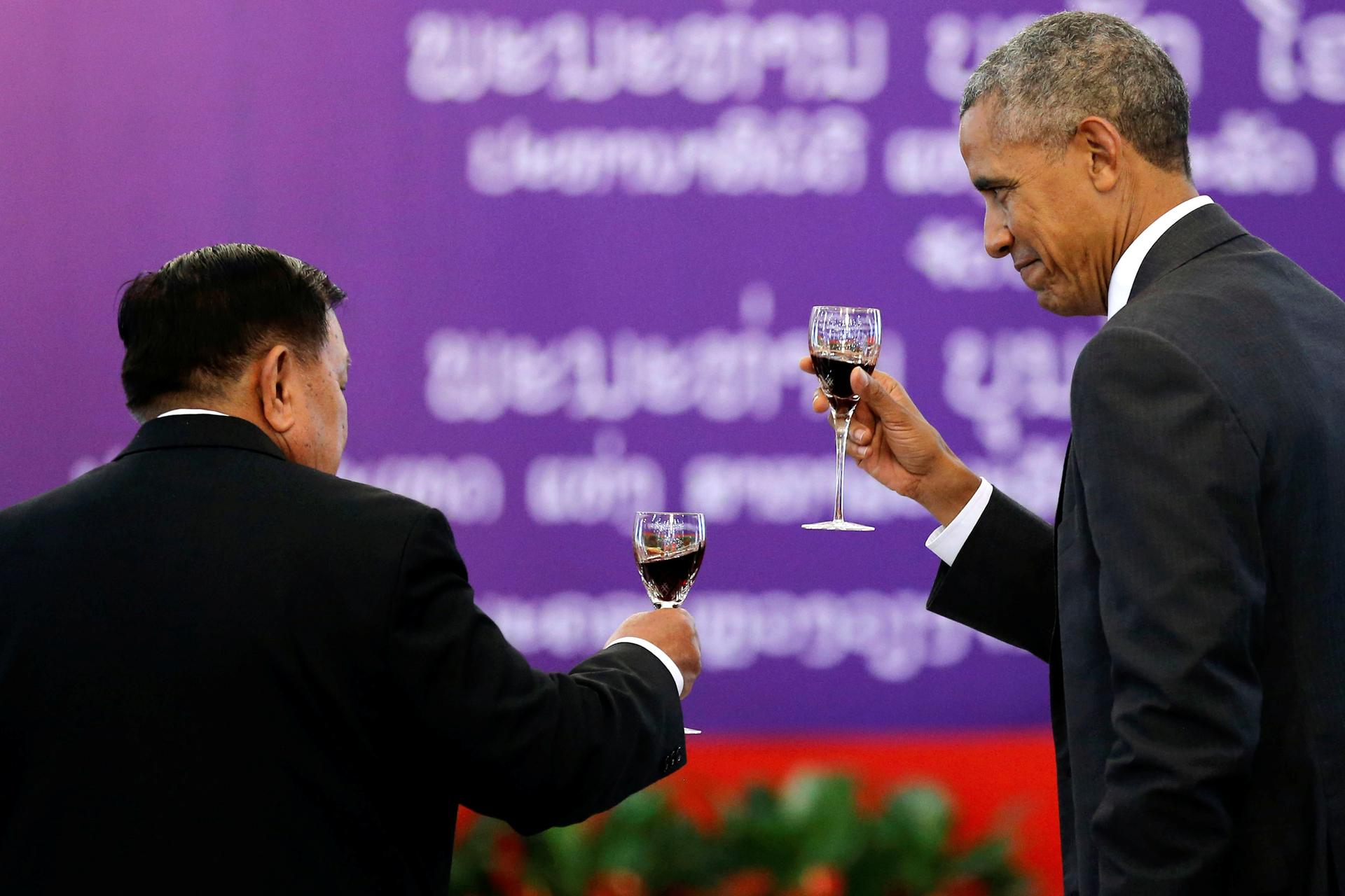 Laos President Bounnhang Vorachith and U.S. President Barack Obama share a toast at a luncheon following their bilateral meeting, alongside the ASEAN Summit, at the Presidential Palace in Vientiane, Laos September 6, 2016.