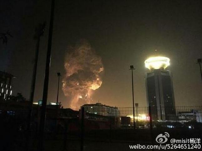 Another eye-witness photo of the explosion from Tianjin posted to Weibo.